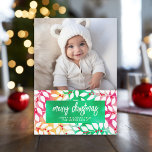 Feliz Navidad Botánica Cheery Tye - Foto<br><div class="desc">Añada una foto familiar a este diseño botánico no tradicional de tono alegre y brillante. Esto se puede usar para cualquier Navidad saludar - vacaciones felices, saludos de temporada y más. La parte frontal incluye una foto con un tipo de letra de guión moderno. La parte posterior incluye un patrón...</div>