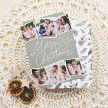 Feliz Navidad Caligrafía Sage Green 6 Fotos<br><div class="desc">¡Difundan alegría por las vacaciones con esta encantadora tarjeta de foto de Navidad verde sabio! El frente presenta "Feliz Navidad" en una divertida caligrafía escrita a mano, con el nombre de tu familia y el año escondido en uno de los florecientes. Añade un toque personal con seis fotos personalizados —...</div>