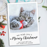 Feliz Navidad De La Foto Del Gato Mascota Moderno.<br><div class="desc">¡Te Deseamos Navidades Malos! Envíe saludos lindos y divertidos de vacaciones con esta tarjeta de festividad personalizado mascota súper adorable y personalizada. Feliz Navidad deseos del gato con hermosas huellas de pata en un divertido diseño fotográfico moderno. Añade la foto de tu gato o la foto de tu familia con...</div>