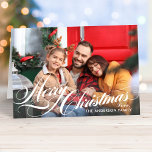 Feliz Navidad Elegante Foto de guión de caligrafía<br><div class="desc">La tarjeta de foto de Navidad doblada incluye un elegante diseño de escritura caligráfica "Feliz Navidad" en blanco con texto personalizado que se puede personalizar con tu nombre, el año y una foto de estilo paisajístico favorita. El interior de la tarjeta incluye texto adicional que se puede personalizar con un...</div>