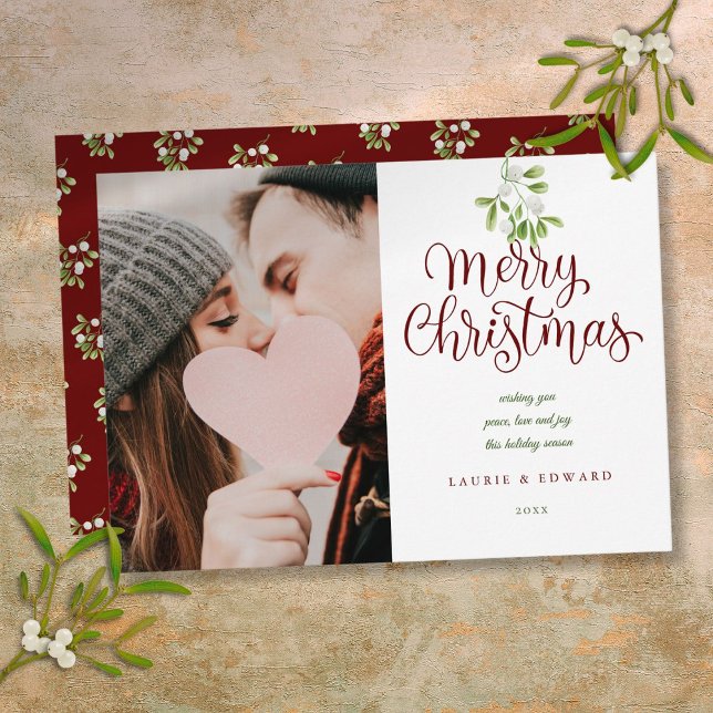 Feliz Navidad Elegante Mistletoe Parejas Foto (Merry Christmas Elegant Mistletoe Couples Photo Holiday Card)