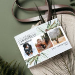 Feliz Navidad Invierno Dusty Calligrafía Botánica<br><div class="desc">Presentamos nuestra tarjeta postal de feriado de ferry navideña Dusty Calligraphy! Esta hermosa tarjeta contiene tres de tus fotos favoritas, perfectamente arregladas con un arreglo holgado y moderno de cono de abetos de invierno y vegetación botánica. La caligrafía con letras a mano añade un toque de encanto y elegancia, convirtiéndose...</div>