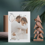 Feliz Navidad Manuales 2 Fotografías Primeras Navi<br><div class="desc">Esta hermosa y moderna tarjeta navideña de Navidades fotográficos nombre 2 con mango navideño presenta su foto vertical boda detrás de un borde blanco. La foto tiene aplicado un filtro en blanco y negro, para crear una apariencia en blanco y negro para la tarjeta. Puede desactivar el filtro, si lo...</div>