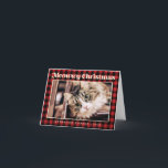 Feliz Navidad Moderna, Funny Mascota foto de gato<br><div class="desc">El diseño se compone de un patrón de estratificación/tartán rojo y negro. Añada una foto personalizado con su gato mascota. La foto está adornada arriba con saludos de oro únicos - "Navidades Meowwy" Para alinear tu foto, desenmascara la plantilla de la foto haciendo clic en el botón desenmascarar. Una vez...</div>