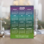 Feliz Navidad Moderno Resumen 2025 Calendario<br><div class="desc">Un saludo de negocios rojo y verde con un calendario en la parte trasera. Un colorido elemento de negocio para el Año Nuevo con un saludo que puede ser utilizado para cualquier corporación. Añade tu logotipo y texto simple a este diseño único.</div>