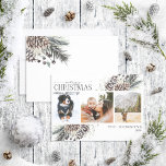 Feliz Navidad Negro Invierno Pinecone Ho Botánica<br><div class="desc">Presentamos nuestra tarjeta de vacaciones fotográficas botánicas Pinecone Calligraphy Black de Feliz Navidad! Esta hermosa tarjeta contiene tres de tus fotos favoritas, perfectamente arregladas con un arreglo holgado y moderno de elementos botánicos como pinos y bayas. La caligrafía con letras a mano añade un toque de encanto y elegancia, convirtiéndose...</div>