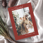 Feliz Navidad Retro Script - Tarjeta de vacaciones<br><div class="desc">Celebra la temporada festiva con un toque de elegancia personal. Presentamos nuestra tarjeta de felicitación de Navidad minimalista, diseñada para aquellos que aprecian la simplicidad con toque de nostalgia. En el frente, ・tu foto más preciada, creando punto focal sentimental. Encima de tu imagen, la "Feliz Navidad"・la estética cónea de una...</div>