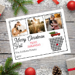 Feliz Navidad Rusa en las festividades de Arkansas<br><div class="desc">Rústico diseño de estado "Feliz Navidad" con un contorno de estado cubierto con un patrón de cheques de búfalo en blanco y negro y un camión de aspecto vintage que lleva un árbol de vacaciones. La leyenda editable dice "Feliz Navidad desde Arkansas". Simplemente agrega tus tres fotos familiares, tu apellido...</div>