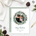 Feliz Navidad Rústica Greenery Wreath Foto<br><div class="desc">El elegante diseño de la tarjeta fotográfica navideña "Feliz Navidad" presenta una corona de moda rústica de color de agua invernal enmarcada en el cuadro familiar y acentúa la moderna redacción verde y gris carbón. Personaliza con tu apellido y el año. Incluye un mensaje adicional con los nombres de los...</div>