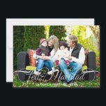 Feliz Navidad Tarjeta Fotográfica Escritura Blanca<br><div class="desc">Foto del día Simplemente elegante tarjeta de felicitación ofrece "Feliz Navidad" en una escritura hermosa con modernas rodantes detalles en blanco. Rayas diagonales verdes añaden interés a la parte posterior de la tarjeta.</div>