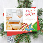 Feliz Navidad Una foto de cocina colorida<br><div class="desc">Este diseño incluye una tarjeta fotográfica cookie para Navidades. Este diseño incluye una foto bonita,  galletas acuáticas,  un diseño sencillo,  colorido,  rojo y verde,  un guión de pincel minimalista,  tipografía de caligrafía,  horneado festivo,  capricho rústico,  tarjetas fotográficas de vacaciones</div>