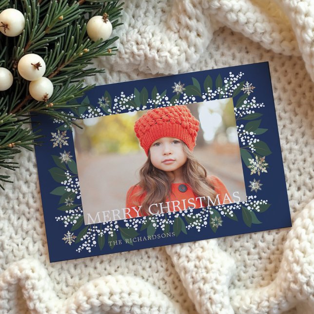 Feliz Navidad White Berries Foliage Copos de nieve (Merry Christmas White Berries Foliage Snowflakes Holiday Card)