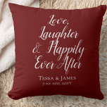 Feliz Nunca Después Del Cojín decorativo Rojo Borg<br><div class="desc">Un nuevo color actualizado: rojo burdeos! Es un color muy alegre que se añade a las preciosas y encantadoras palabras que decoran esta almohada. Añade tus nombres y fecha de boda y ¡descubre lo genial que es esto! Las palabras están en una letra blanca con un fondo rojo burdeos y...</div>