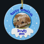 Feliz Ornamento de fotos personalizado de Hanukkah<br><div class="desc">Esta imagen personalizada del adorno de Chanukah tiene espacio para la foto de su personalizado. Arriba dice: "Feliz Hanukkah". Debajo hay nieve con espacio para tu nombre y el año. Esto es perfecto para una foto de un mascota, unas vacaciones familiares o una foto de los niños. Tendrás un adorno...</div>