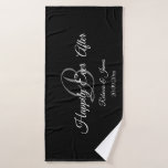 Feliz para siempre después de un elegante blanco y<br><div class="desc">Afortunadamente después de la elegante toalla de baño en blanco y negro</div>