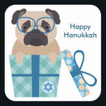 Feliz Pegatina de Hanukkah Pug<br><div class="desc">Un regalo divertido de Chanukah para cualquiera que ame los perros... ¡especialmente cachorros de pug! ¡Feliz Hanukkah!</div>