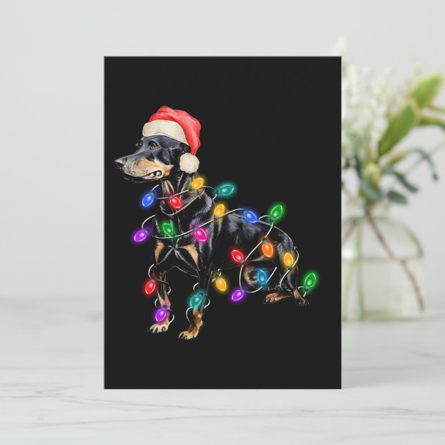 Feliz perro de Navidad envuelto en luces (Anverso de pie)