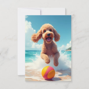 Feliz Poodle en la tarjeta de notas de la playa