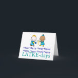 Feliz Tarjeta Chanukah de LATKE-days<br><div class="desc">Chanukah card desea Happy Happy (x8) LATKE-day. Un par de niños vestidos de vacaciones y portando símbolos de la fiesta decoran la parte delantera de la tarjeta. En el interior,  el saludo del personalizable dice: Que tu dreidel siempre salga con trucos. Totalmente personalizable y personalizable.</div>