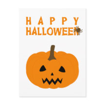 Feliz texto de Halloween y calabaza en postal blan