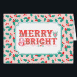 Feliz y brillante | Rosa retro y Holly rojo<br><div class="desc">Esta tarjeta presenta un alegre saludo de vacaciones en una moderna tipografía de estilo victoriano con un fondo rosado y rojo sagrado. El interior tiene un saludo de vacaciones y un lugar para que puedas personalizarlo con tus nombres.</div>