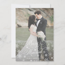 Feliz y matrimonio recién casados Primera Navidad