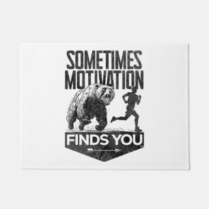 Felpudo A Veces La Motivación Te Encuentra Divertido Motiv