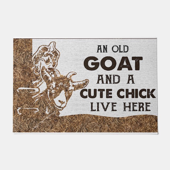 Felpudo An Old Goat And A Cute Chick Live Here (Anverso)