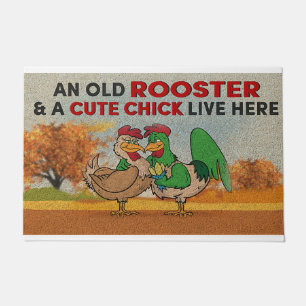 Felpudo Aquí Vive Un Viejo Rooster Y Un Chico Cuidado.