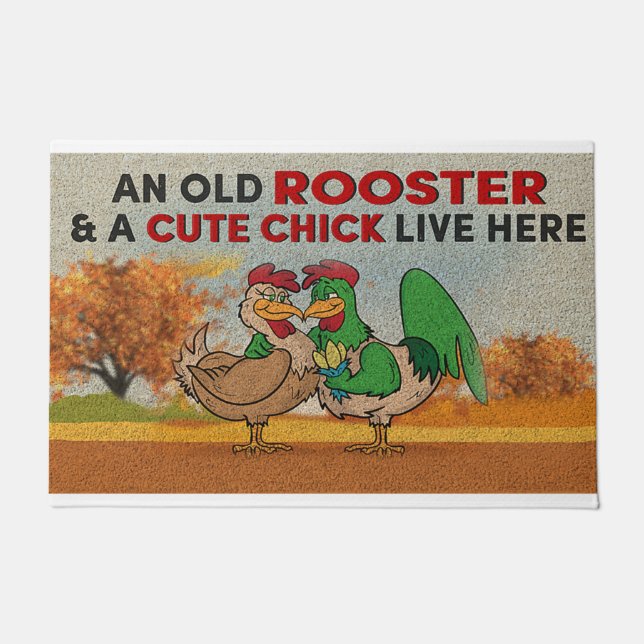 Felpudo Aquí Vive Un Viejo Rooster Y Un Chico Cuidado. (Anverso)