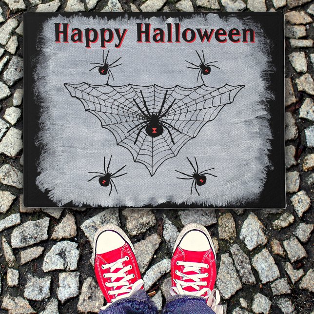 Felpudo Arañas negras de viuda de Halloween en blanco rúst (Crawling black widow spiders triangular web on black and white Happy Halloween door mat.)