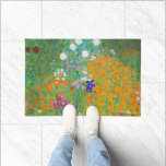 Felpudo Arte floral de jardín de campo de Gustav Klimt vin<br><div class="desc">Este encantador diseño presenta "Cottage Garden", una vibrante obra maestra floral del icónico simbolista austriaco, Gustav Klimt. Pintada durante sus prolíficos retiros de verano, la obra de arte es una impresionante explosión de coloridas flores silvestres, girasoles y exuberante vegetación, dispuestas en una densa composición similar a un tapiz. El estilo...</div>