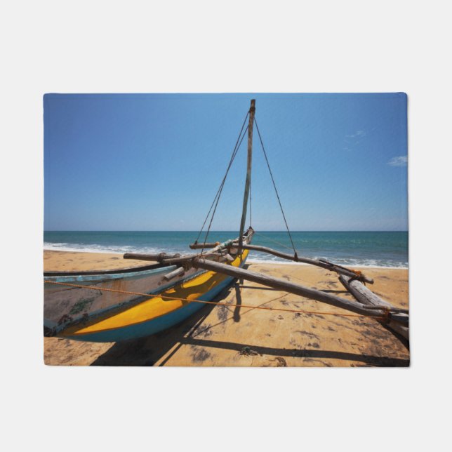 Felpudo Barco de pesca amarrado en la playa (Anverso)
