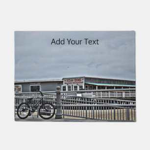 Felpudo Bicicleta en el paseo marítimo por Shirley Taylor