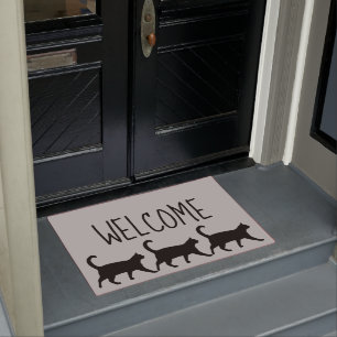 Felpudo Bienvenida a tres gigantescos gatos negros