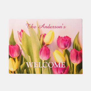 Felpudo Bienvenida y nombre familiar, tulipanes rosados y
