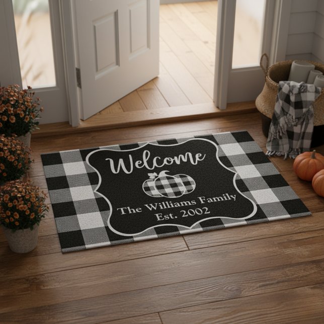 Felpudo Bienvenidos al otoño en blanco y negro del persona (Custom Buffalo Plaid Black & White Autumn Welcome Doormat)