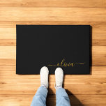 Felpudo Black Gold Modern Script Girly Monograma Nombre<br><div class="desc">Monograma de escritura simple en negro y oro y Doormat inicial de la casa. Esto hace que el dulce perfecto cumpleaños 16,  boda,  ducha de novia,  aniversario,  ducha de bebé o fiesta de soltera sea regalo para alguien que ama el lujo glam y los estilos de moda.</div>