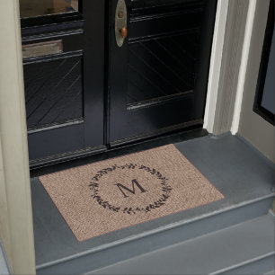 Felpudo Burlap Monogramado de la granja Rustic Laurel Wrea