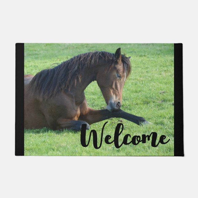 Felpudo Caballo marrón bonito en la bienvenida de la hierb (Anverso)