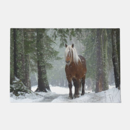 Felpudo Caballo marrón en un bosque de invierno con nieve 