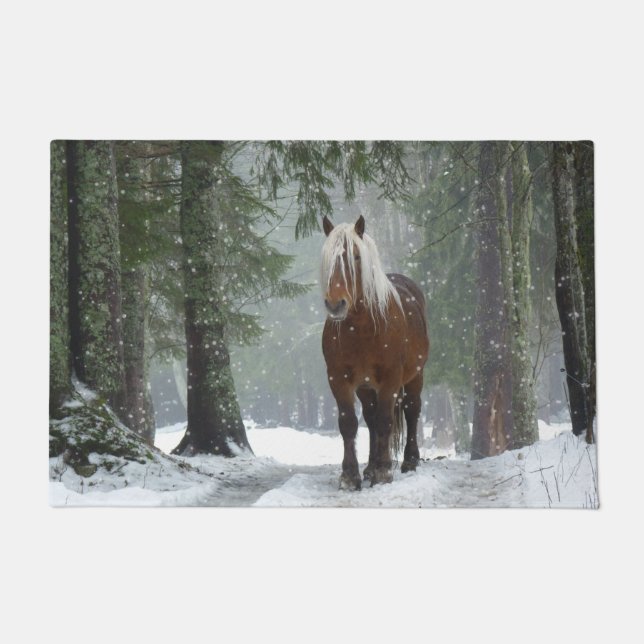 Felpudo Caballo marrón en un bosque de invierno con nieve  (Anverso)