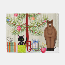 Caballo marrón lindo y gatito con árbol de Navidad