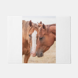 Felpudo Caballos acariciándose en un prado