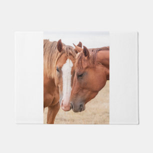 Felpudo Caballos acariciándose en un prado