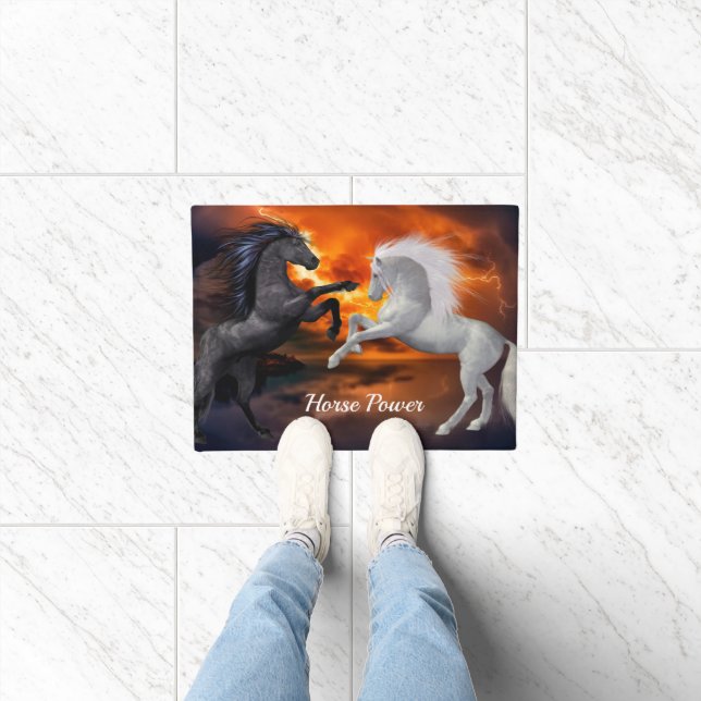 Felpudo Caballos luchando en una tormenta de malos rayos (Interior)