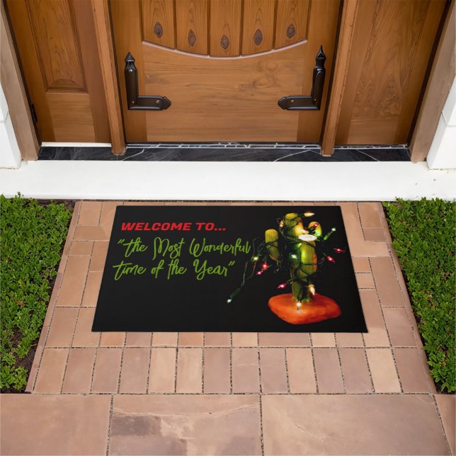 Felpudo Cactus Candle Wrapped in Christmas Lights (Exterior)