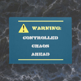 Felpudo Caos divertidísimo por delante de azul