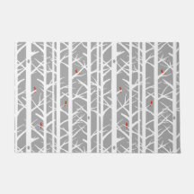 Cardenales en los árboles bircos en gris claro