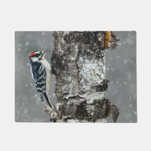 Felpudo Carpintero lechoso en nieve - Fotografía original